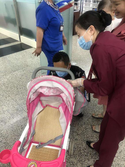 圖片1.png“真情服務(wù)”是讓旅客更加安心、放心、舒心的出行。行查室作為部門進(jìn)港服務(wù)的最后一個(gè)環(huán)節(jié)，在日常工作中也很注重服務(wù)細(xì)節(jié)。6月10日，行查室工作人員幫助旅客打開嬰兒車，為她排憂解難。.png