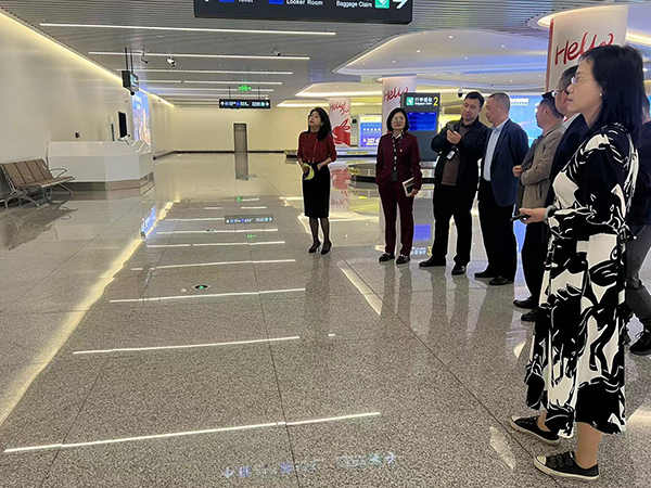 李漢東董事長率隊(duì)開展  航空旅游集散中心建設(shè)現(xiàn)場辦公會(huì).png