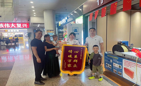 心系群眾，情暖萬家—— 綿陽機(jī)場安檢站暖心服務(wù)獲錦旗.png